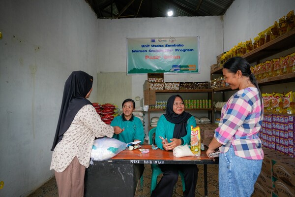 Through the Women Smallholders Program, Musim Mas supports women smallholders and smallholders’ wives with training in family nutrition and health, financial literacy, and small business development, including women-led essential goods businesses in Riau.