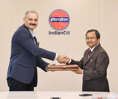 Left to Right: Mr. Masood Mallick, Managing Director & Group CEO, Re Sustainability, exchanging the MoU with Mr. Bankim Patra, Country Head (Lubes), Indian Oil Corporation Limited.