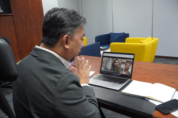 Assoc. Prof. Dr. Zaid bin Omar from the Faculty of Electrical Engineering, UTM, facilitating remote supervision sessions with students, supporting flexible and digitally enabled learning. Assoc. Prof. Dr. Zaid bin Omar from the Faculty of Electrical Engineering, UTM, facilitating remote supervision sessions with students, supporting flexible and digitally enabled learning.