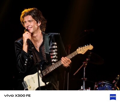X300 FE captures stage moments with clarity, preserving fine details even in complex lighting