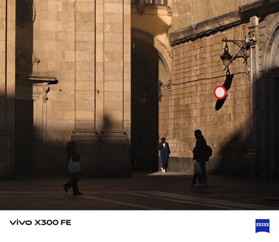 X300 FE captures authentic, natural, and life-filled moments with a humanistic touch