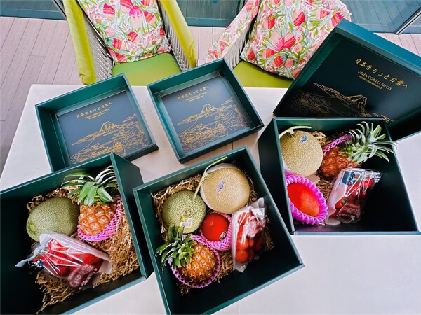 (From left) Three subscription plans are offered. The Omakase Tasting Box is S$98 monthly with three seasonal fruits; S$$999.60 annually), the Omakase Premium Box (S$228 monthly with five kinds of fruits; S$2,325.60 annually), and the Omakase Box (S$188 monthly with four kinds; S$1,917.60 annually). Aside from monthly
savings, subscribers will always enjoy the finest fruits, regardless of the season. (From left) Three subscription plans are offered. The Omakase Tasting Box is S$98 monthly with three seasonal fruits; S$$999.60 annually), the Omakase Premium Box (S$228 monthly with five kinds of fruits; S$2,325.60 annually), and the Omakase Box (S$188 monthly with four kinds; S$1,917.60 annually). Aside from monthly
savings, subscribers will always enjoy the finest fruits, regardless of the season.