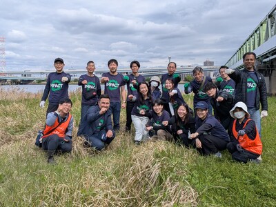 Manulife colleagues in Japan take part in a river clean-up effort.