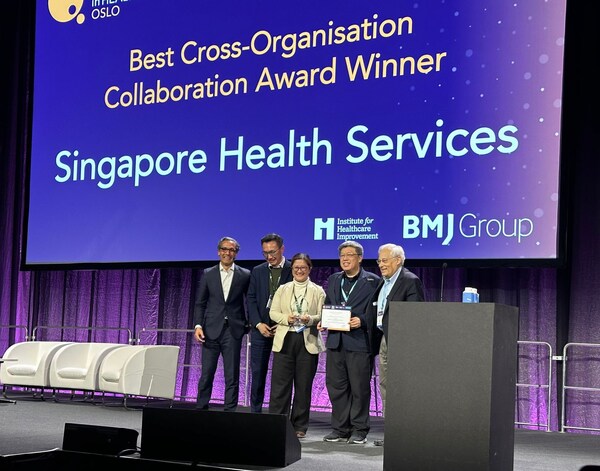 Professor Lee Chien Earn, Deputy Group CEO (Regional Health System), SingHealth, (second from right) receiving the Best Cross-Organisation Collaboration Award at the International Forum on Quality & Safety in Healthcare in Oslo, Norway on 9 March 2026. Professor Lee Chien Earn, Deputy Group CEO (Regional Health System), SingHealth, (second from right) receiving the Best Cross-Organisation Collaboration Award at the International Forum on Quality & Safety in Healthcare in Oslo, Norway on 9 March 2026.
