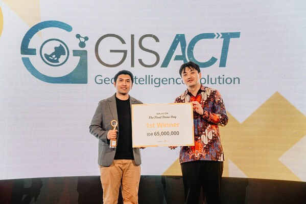 Anjar Dimara Sakti, CEO of GISACT, the first-place team, receives an award at the MAJU:ON Final Demo Day held on May 21 at the Garuda Spark Innovation Hub in Jakarta, Indonesia.