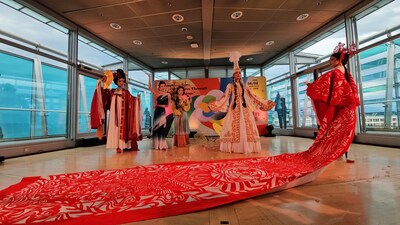 Henan Broadcasting System presented a fashion show featuring traditional Chinese-style attire. (PRNewsfoto/CICC) Henan Broadcasting System presented a fashion show featuring traditional Chinese-style attire. (PRNewsfoto/CICC)