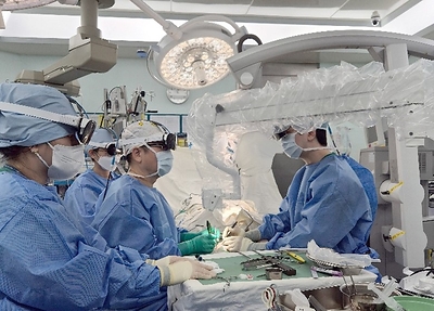 Prof. Joon-pio Hong (third from left), Chief Medical Officer of MediThinQ, performing microsurgery with the SHIYA system. Note the 1:4 setup that allows 4 users to simultaneously access the same video feed. Prof. Joon-pio Hong (third from left), Chief Medical Officer of MediThinQ, performing microsurgery with the SHIYA system. Note the 1:4 setup that allows 4 users to simultaneously access the same video feed.