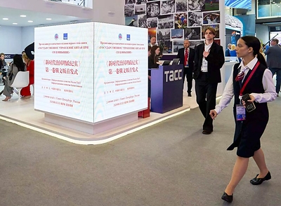 People walk past screens displaying information of the launch ceremony of the Russian edition of the first volume of "China's Governance Under Xi Jinping's Leadership" at the 29th St. Petersburg International Economic Forum in St. Petersburg, Russia, June 3, 2026. (Photo by Guo Feizhou/Xinhua) People walk past screens displaying information of the launch ceremony of the Russian edition of the first volume of "China's Governance Under Xi Jinping's Leadership" at the 29th St. Petersburg International Economic Forum in St. Petersburg, Russia, June 3, 2026. (Photo by Guo Feizhou/Xinhua)