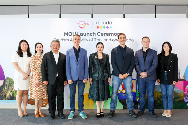 Representatives of Agoda and TAT celebrate the MOU Launch