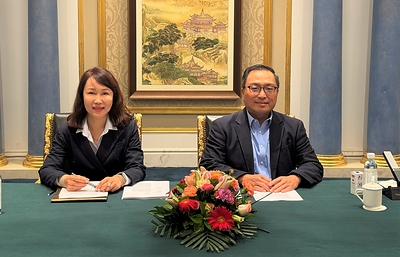 John Hong, Sales Director, Asia Pacific at Infineum, and Mavis Xian, General Manager of Kangtai, sign a new distribution collaboration agreement on 22 July 2026, advancing the strategic partnership between Infineum and Rianlon and expanding access to additive and specialty chemical solutions across Southern Asia. John Hong, Sales Director, Asia Pacific at Infineum, and Mavis Xian, General Manager of Kangtai, sign a new distribution collaboration agreement on 22 July 2026, advancing the strategic partnership between Infineum and Rianlon and expanding access to additive and specialty chemical solutions across Southern Asia.