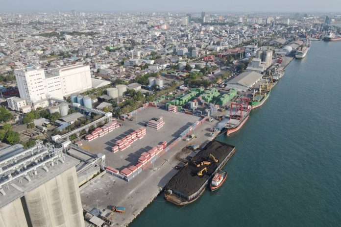 Pelabuhan Makassar Catat Pertumbuhan Positif Arus Bongkar Muat pada Semester I - 2026