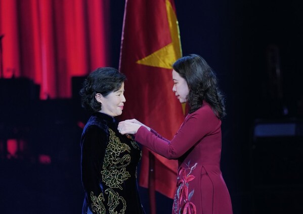 Mai Kieu Lien Receiving the Third-Class Independence Order at Vinamilk's 50th Anniversary Celebration