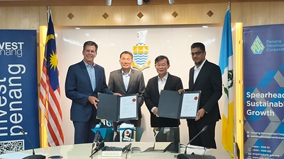 (From left to right): Mark Brosius, Executive Vice President, Chief Manufacturing and Supply Chain Officer, Intuitive, YB Sim, Deputy Minister of Investment, Trade and Industry, Malaysia; the Right Honourable Chow Kon Yew, Chief Minister of Penang and Dato' Abdul Latiff Abd Aziz, CEO of Penang Development Corporation announce the project at the ceremony. (From left to right): Mark Brosius, Executive Vice President, Chief Manufacturing and Supply Chain Officer, Intuitive, YB Sim, Deputy Minister of Investment, Trade and Industry, Malaysia; the Right Honourable Chow Kon Yew, Chief Minister of Penang and Dato' Abdul Latiff Abd Aziz, CEO of Penang Development Corporation announce the project at the ceremony.