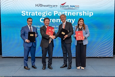 Prof. Dato' Dr Hanafiah Harunarashid, Chief Medical Director of KPJ Healthcare Berhad (second from left), together with Dr Nik Fawaz Nik Abdul Aziz, Chief Operating Officer for Group Allied & Retail Health Operations, KPJ Healthcare Berhad (left), exchanging the Memorandum of Understanding with Prof. London Lucien Ooi, Group Director of International Collaborations and Director, SingHealth Duke-NUS Global Health Institute and Senior Consultant, Department of Hepatopancreatobiliary/Transplant Surgery at Singapore General Hospital and the National Cancer Centre Singapore (second from right) and Vijaya Rao, Director of the International Collaboration Office at SingHealth (right). Prof. Dato' Dr Hanafiah Harunarashid, Chief Medical Director of KPJ Healthcare Berhad (second from left), together with Dr Nik Fawaz Nik Abdul Aziz, Chief Operating Officer for Group Allied & Retail Health Operations, KPJ Healthcare Berhad (left), exchanging the Memorandum of Understanding with Prof. London Lucien Ooi, Group Director of International Collaborations and Director, SingHealth Duke-NUS Global Health Institute and Senior Consultant, Department of Hepatopancreatobiliary/Transplant Surgery at Singapore General Hospital and the National Cancer Centre Singapore (second from right) and Vijaya Rao, Director of the International Collaboration Office at SingHealth (right).