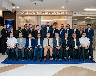 Datuk Syed Mohamed Syed Ibrahim, Chairman of the KPJ Health System Governing Council, Chairman of KPJ Healthcare University Sdn. Bhd. and President & Chief Executive of Johor Corporation (seated, centre), together with KPJ Healthcare Berhad’s Board of Directors and Senior Management Team as well as KPJ Penang Specialist Hospital’s Consultant Team at the launch of the hospital’s Orthopaedic & Rheumatology Centre of Excellence. Datuk Syed Mohamed Syed Ibrahim, Chairman of the KPJ Health System Governing Council, Chairman of KPJ Healthcare University Sdn. Bhd. and President & Chief Executive of Johor Corporation (seated, centre), together with KPJ Healthcare Berhad’s Board of Directors and Senior Management Team as well as KPJ Penang Specialist Hospital’s Consultant Team at the launch of the hospital’s Orthopaedic & Rheumatology Centre of Excellence.