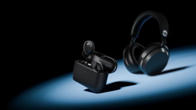 The MOMENTUM series offers a flagship experience in two different wearing styles The MOMENTUM series offers a flagship experience in two different wearing styles