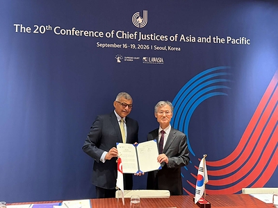 Chief Justice Sundaresh Menon of the Supreme Court of Singapore and Chief Justice Jo Hee-de of the Supreme Court of Korea signed two new agreements aimed at supporting the effective resolution of cross-border civil and commercial disputes in Seoul. (Photo: Singapore Courts) Chief Justice Sundaresh Menon of the Supreme Court of Singapore and Chief Justice Jo Hee-de of the Supreme Court of Korea signed two new agreements aimed at supporting the effective resolution of cross-border civil and commercial disputes in Seoul. (Photo: Singapore Courts)