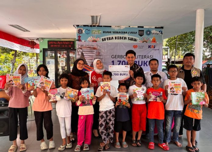 Tingkatkan Minat Baca, KAI Logistik Salurkan 1