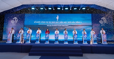 Representatives at the groundbreaking ceremony for the Dầu Tiếng 5 Floating Solar Power Plant Project in Vietnam Representatives at the groundbreaking ceremony for the Dầu Tiếng 5 Floating Solar Power Plant Project in Vietnam