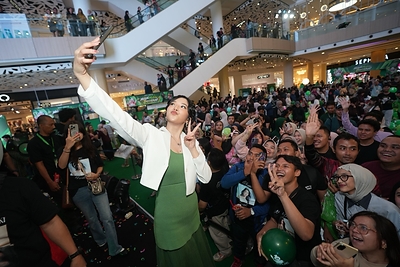 Anggis Devaki takes photos with fans at Mixue Matcha Booyah Series. Anggis Devaki takes photos with fans at Mixue Matcha Booyah Series.