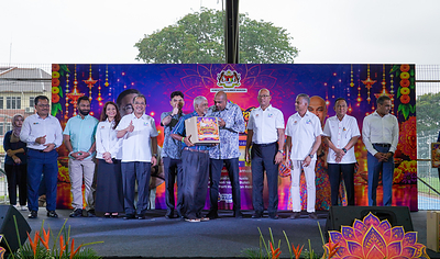 (From left) Datuk Haji Ayop bin Salleh, Executive Director of NIOSH; Datuk Mohamed Shamir bin Abdul Aziz, Chief Executive Officer of HRD Corp; Puan Biruntha Mooruthi, Group Chief Executive Officer of TalentCorp; Dr. Haji Mohd Shaharin bin Umar, Deputy Secretary-General (Policy and International) of the Ministry of Human Resources (KESUMA); YB Datuk Khairul Firdaus Akbar Khan, Deputy Minister of Human Resources; YB Dato’ Sri Ramanan Ramakrishnan, Minister of Human Resources; Datuk Haji Azman bin Mohd Yusof, Secretary-General of the Ministry of Human Resources (KESUMA); Tuan Raveendran Nair a/l K. Kesavan Nair, Director-General of MITRA; Tuan Haji Abdul Rahim bin Ahmad Kasdi, Political Secretary to the Chief Minister (Menteri Besar) of Selangor; and Dato’ Sri Dr. Mohammed Azman bin Aziz Mohammed, Group Chief Executive Officer of SOCSO (PERKESO). (From left) Datuk Haji Ayop bin Salleh, Executive Director of NIOSH; Datuk Mohamed Shamir bin Abdul Aziz, Chief Executive Officer of HRD Corp; Puan Biruntha Mooruthi, Group Chief Executive Officer of TalentCorp; Dr. Haji Mohd Shaharin bin Umar, Deputy Secretary-General (Policy and International) of the Ministry of Human Resources (KESUMA); YB Datuk Khairul Firdaus Akbar Khan, Deputy Minister of Human Resources; YB Dato’ Sri Ramanan Ramakrishnan, Minister of Human Resources; Datuk Haji Azman bin Mohd Yusof, Secretary-General of the Ministry of Human Resources (KESUMA); Tuan Raveendran Nair a/l K. Kesavan Nair, Director-General of MITRA; Tuan Haji Abdul Rahim bin Ahmad Kasdi, Political Secretary to the Chief Minister (Menteri Besar) of Selangor; and Dato’ Sri Dr. Mohammed Azman bin Aziz Mohammed, Group Chief Executive Officer of SOCSO (PERKESO).