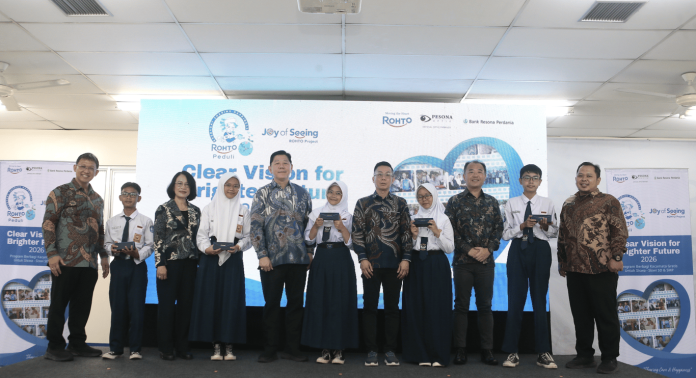 PT Rohto Laboratories Indonesia hadirkan kembali kegiatan ROHTO PEDULI – “Joy of Seeing - A Healthy Future for All” dengan membagikan 1.500 kacamata gratis bagi siswa SD dan SMP serta 500 kacamata gratis bagi para lansia & operator pabrik.