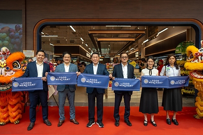 (From left) Mr. Wong Kok Kin, Managing Director of Daman Group; YBhg. Dato’ Douglas Cheng, Director of Daman Group; YBhg. Tan Sri David Cheng, Director of Daman Group; Mr. Ivan Tan, Group Executive Director of The Food Purveyor; Ms. Ieong Pei Khim, Chief Operation Officer of The Food Merchant; and Ms. Khor Geik Mei, Chief Finance & Administration Officer of The Food Purveyor, officiate the grand opening of The Food Merchant Solaris Mont Kiara on 8 October 2026, marking the launch of the gourmet grocer’s newest outlet in Kuala Lumpur. (From left) Mr. Wong Kok Kin, Managing Director of Daman Group; YBhg. Dato’ Douglas Cheng, Director of Daman Group; YBhg. Tan Sri David Cheng, Director of Daman Group; Mr. Ivan Tan, Group Executive Director of The Food Purveyor; Ms. Ieong Pei Khim, Chief Operation Officer of The Food Merchant; and Ms. Khor Geik Mei, Chief Finance & Administration Officer of The Food Purveyor, officiate the grand opening of The Food Merchant Solaris Mont Kiara on 8 October 2026, marking the launch of the gourmet grocer’s newest outlet in Kuala Lumpur.
